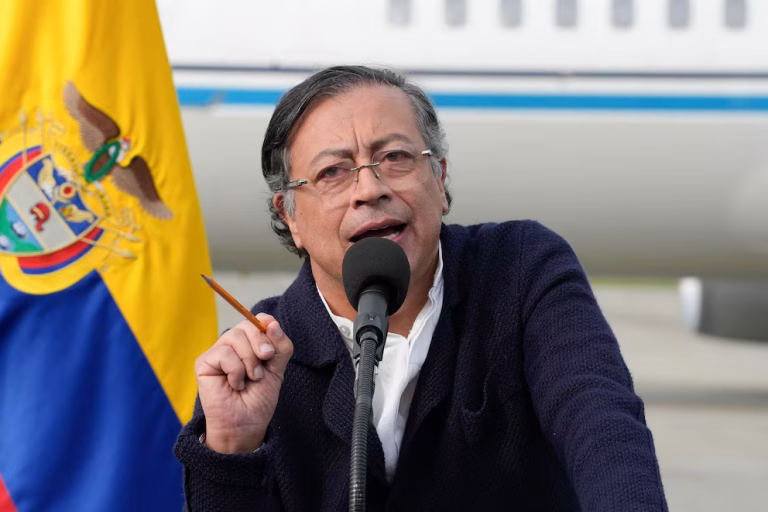 Gustavo Petro arremetió otra vez contra el concesionario por fallas en la vía Bogotá-Villavicencio: “Le echan la culpa al campesinado”